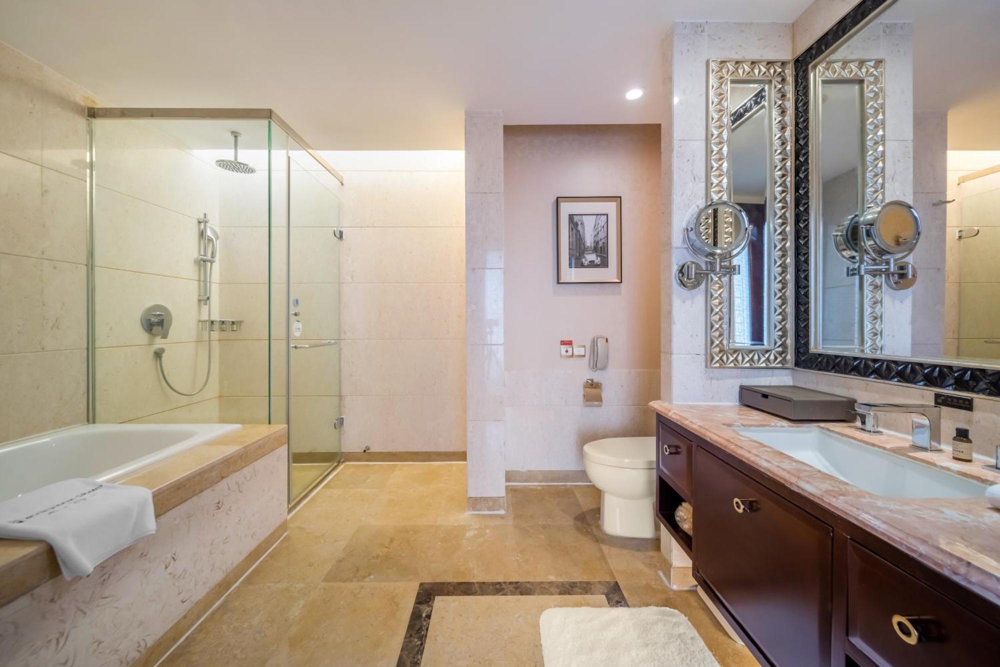 Wyndham Grand Plaza Royale Palace Chengdu Bagian luar foto