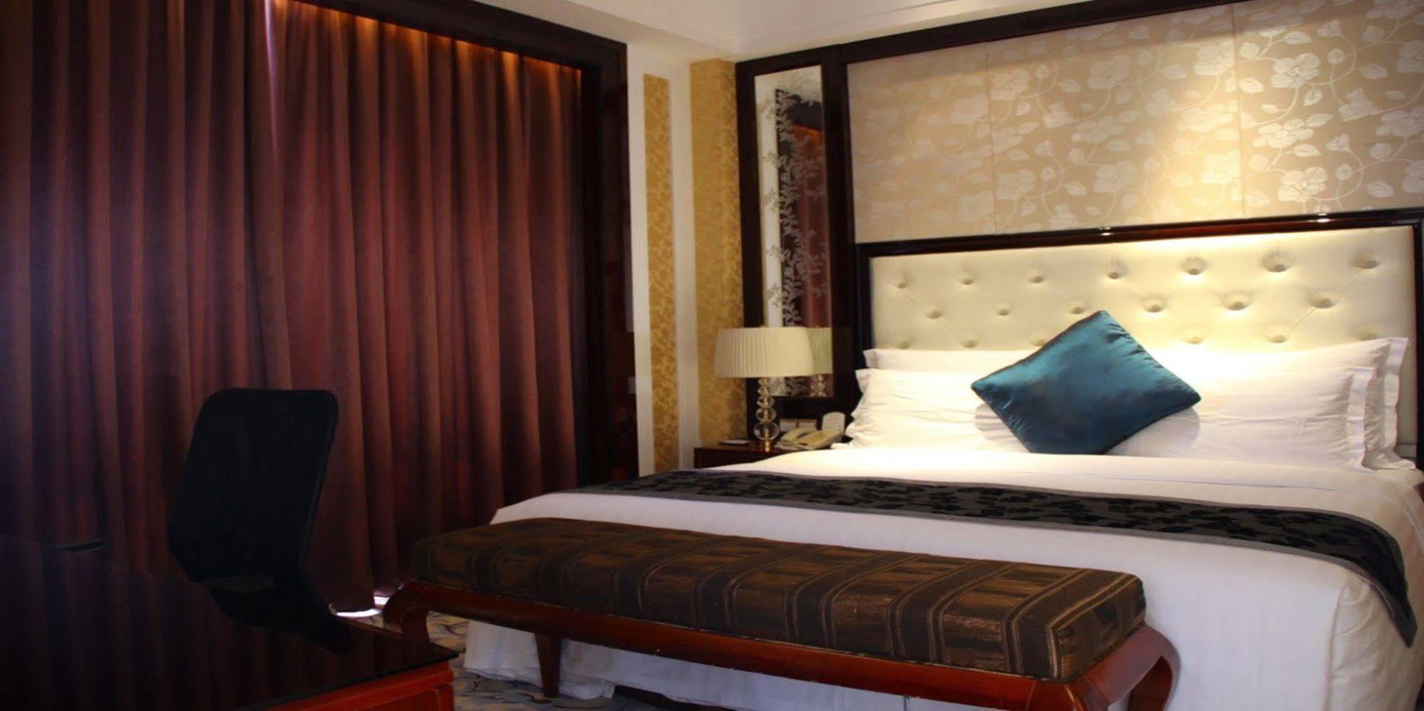 Wyndham Grand Plaza Royale Palace Chengdu Bagian luar foto