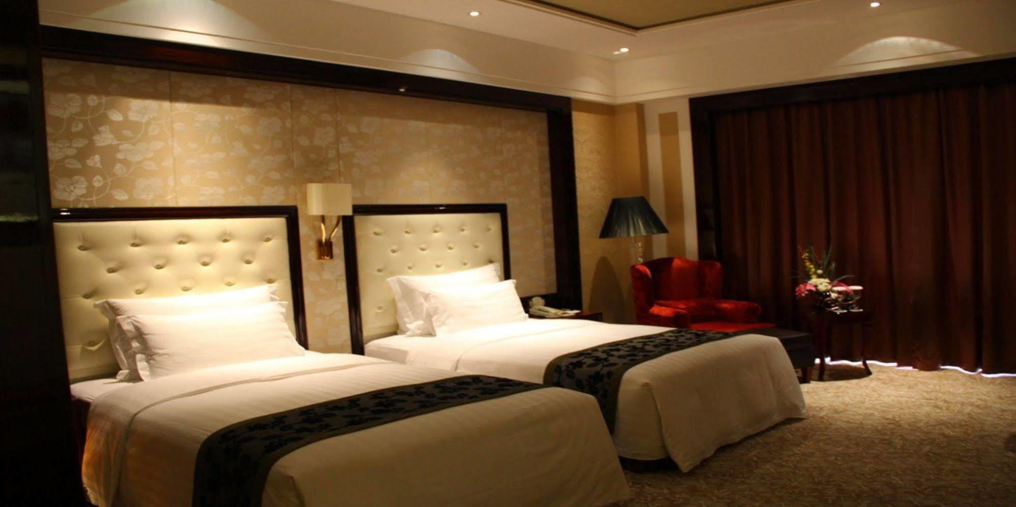 Wyndham Grand Plaza Royale Palace Chengdu Bagian luar foto