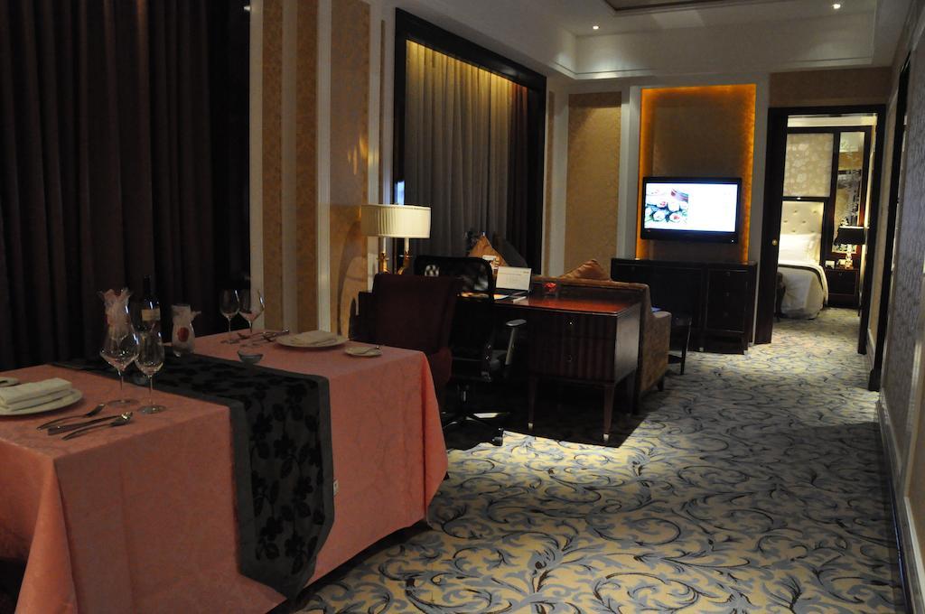 Wyndham Grand Plaza Royale Palace Chengdu Bagian luar foto